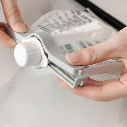 ✨Buy 2 get 8 free🔥Bag Sealing Clip with Pour Spout